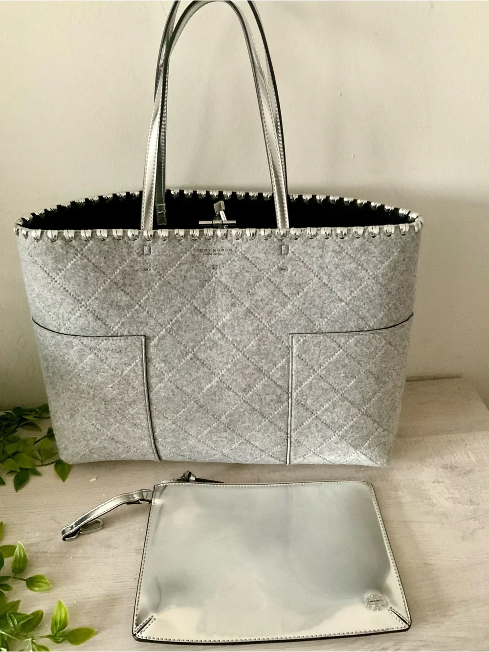 TORY BURCH BLOCK T FELT TOTE W/SILVER LEATHER POUCH EXC CONDITION